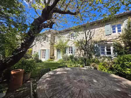 mas en pierre entièrement rénové à vendre proche gordes luberon 170m² piscine