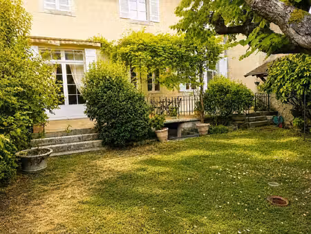 demeure de caractère au cœur de périgueux avec jardin et dépendance/ garage de 100 m2