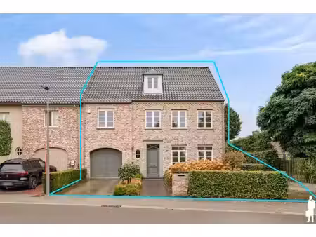goed onderhouden woning met 5 slaapkamers  2 badkamers en een tuin centraal gelegen in sta