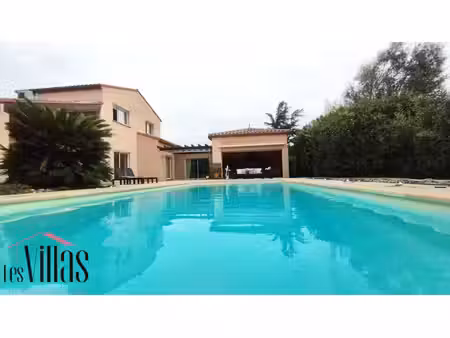 vaste villa sur son parc arboré