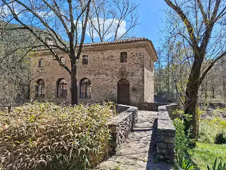 propriété en perre en bord de rivière