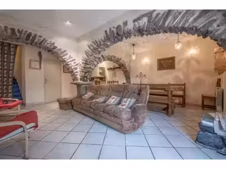 maison de village édifiée sur 3 niveaux