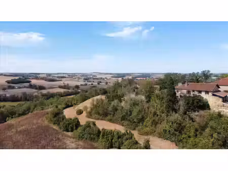 ensemble immobilier dans village authentique