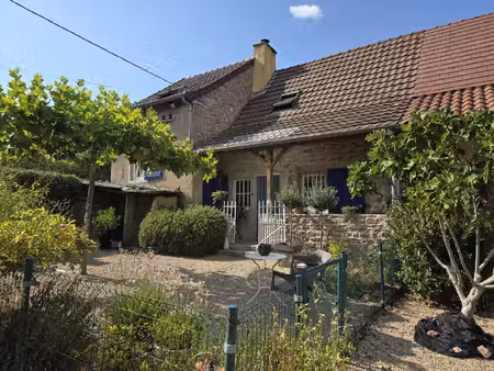 très belle situation isolée avec vue. maison ancienne avec dépendances et grand terrain...