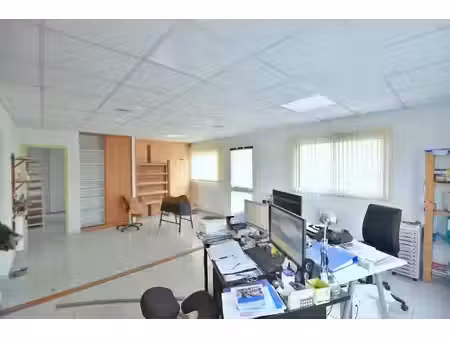location locaux professionnels 2 pièces 52 m² à cugand (85610)  600 €