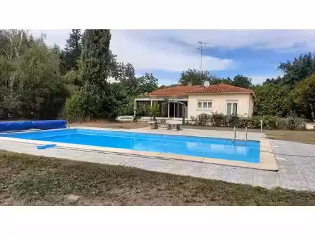 maison de plain-pied 3 chambres  piscine et grand terrain