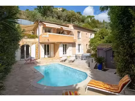 maison avec piscine et aperçu mer