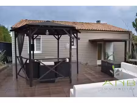 maison chaleureuse avec cheminée toute hauteur et jardin sans v