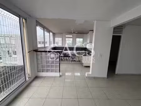 appartement idéalement situé avec vue sur la baie - fort-de-