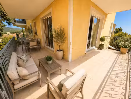 en plein cœur du village vaste t3 avec terrasse  cave et 2 parkings