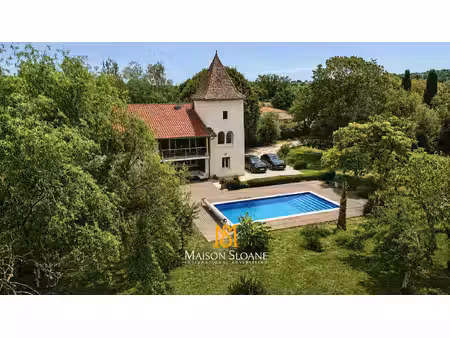 maison rénovée avec piscine chauffée et parc arboré