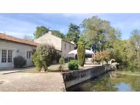 magnifique ancien moulin en pierre situé sur une ile privée  vue  charente