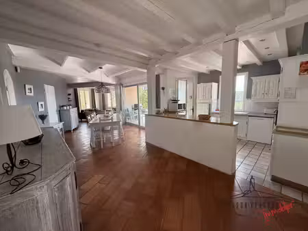 villa plain-pied avec piscine dans environnement privilégié