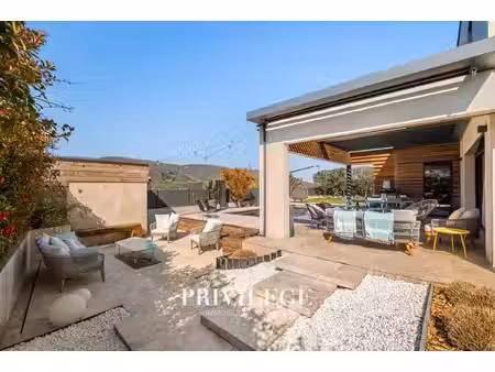 maison d'architecte de 242 m2 avec vue et piscine