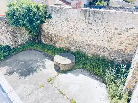 a 2 pas du quai et des commerces  très rare sur secteur !