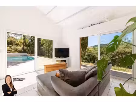 maison 6 pièces de 142 m2 avec garage et piscine