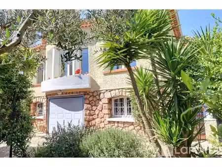 hyeres - dans un quartier privilégié  maison de 1936 avec superbe terrain.