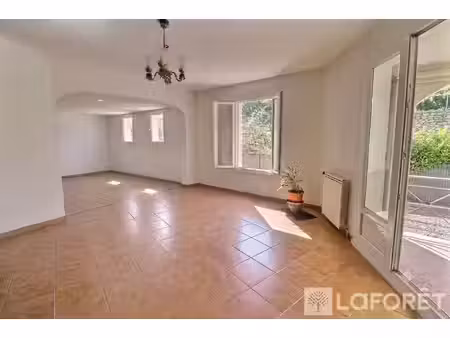 villa dans secteur recherché au calme absolu