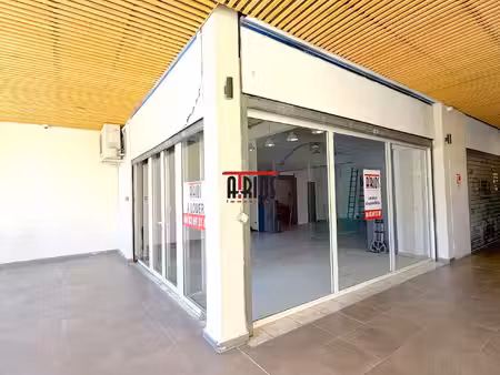 location local commercial 114m² hyeres 83400