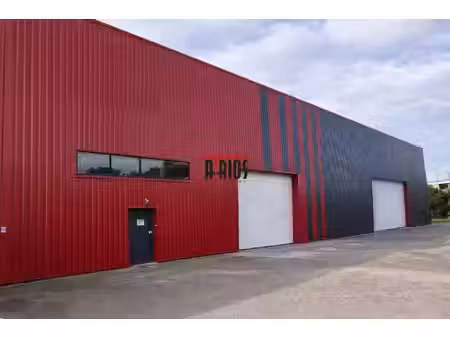 location local commercial 1 560m² signes 83870