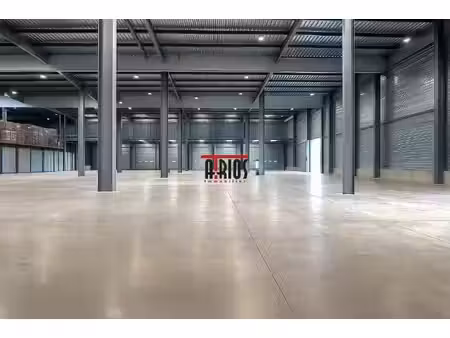 location local commercial 3 000m² la crau 83260