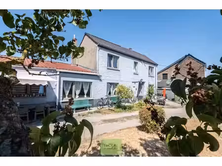 maison 3 chambres avec garage et grand espace extérieur