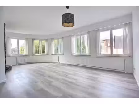 bel appartement 2 chambres avec balcon et cave