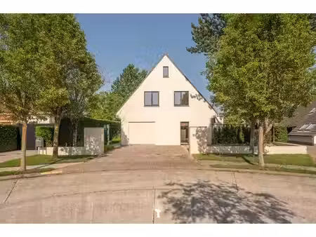 villa luxueusement rénovée  située dans un quartier résident