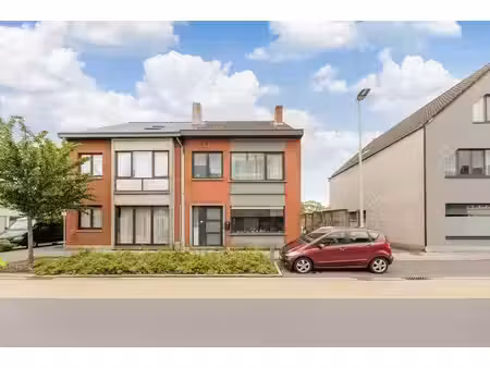 spacieuse maison mitoyenne avec dépendance multifonctionnel…