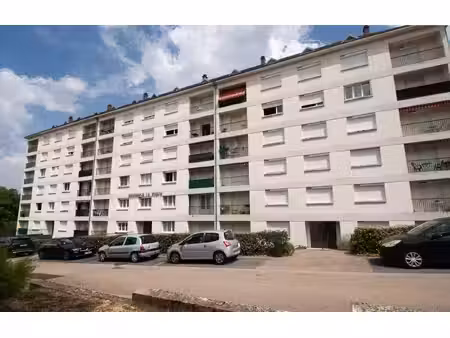 un dernier étage baigné de lumière  proche de toutes les commodités