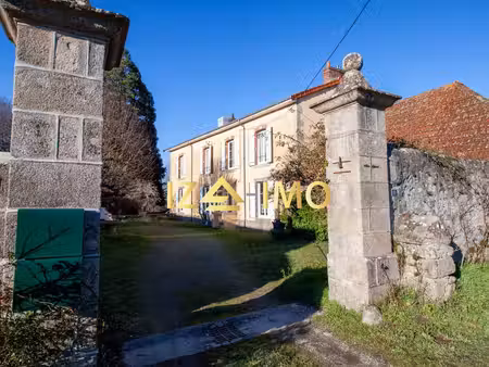 élégante maison de famille de caractère  parc remarquable et dépendances