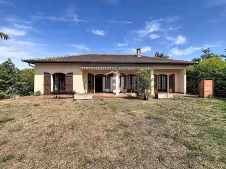 maison individuelle - 5 pièces - 151 m² sur une parcelle arborée de près de 2700 m² côté v