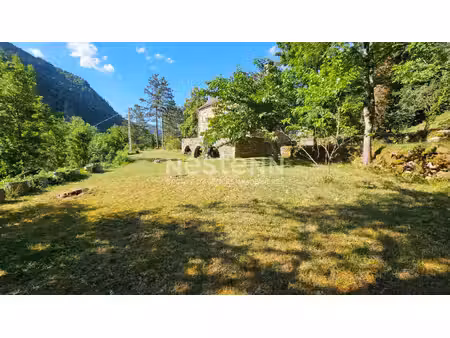 propriété d'exception dans les gorges du tarn ? 900 m de rive privée  8 9 hectares et 2...