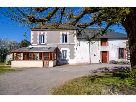 beau potentiel de rénovation pour cette maison en pierres avec dépendances