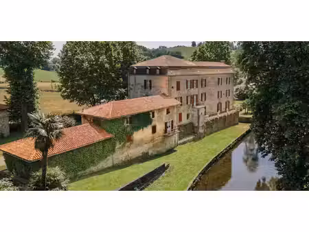 château classé monument historique uhart-mixe (64)
