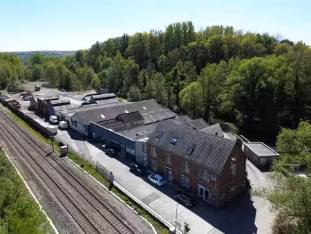 entrepôts et habitations sur près de 2 hectares