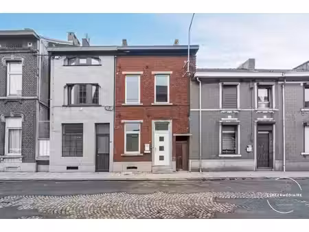 maison 2 façades en bon état général !