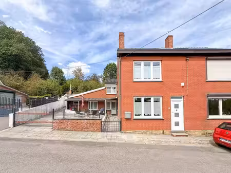 belle grande maison avec cour et jardins à rafraichir !