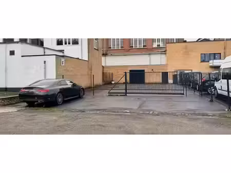 entrepôt de 450m² + parking de 300 m² dans un site sécurisé