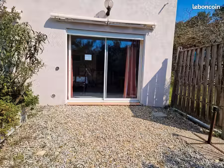 description: studio meublé dans petite résidence familiale