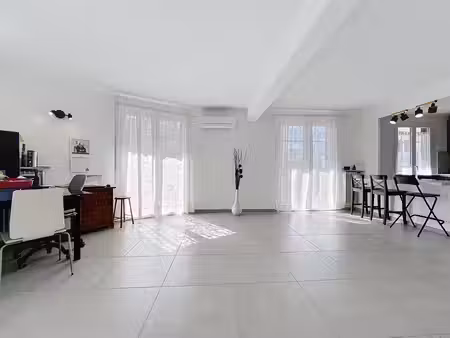 antibes centre - 3 pieces renove en etage