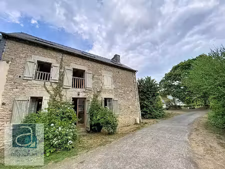 caulnes : maison spacieuse et de caractère de 4 chambres  située dans un hameau calme.