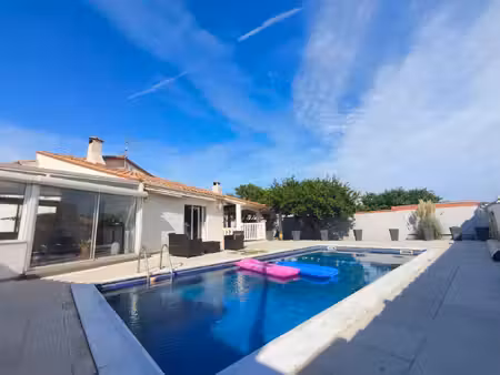 clai­ra maison 3 faces avec piscine sur terrain de 557 m2