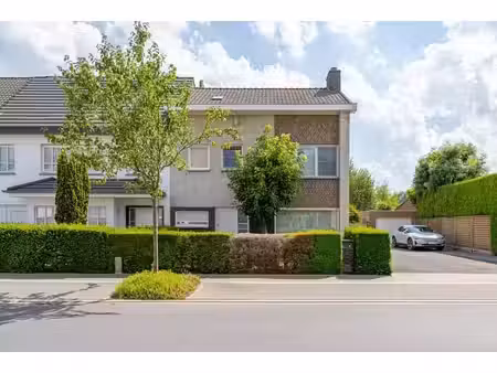 maison spacieuse à moitié ouverte avec 3 chambres  garage e