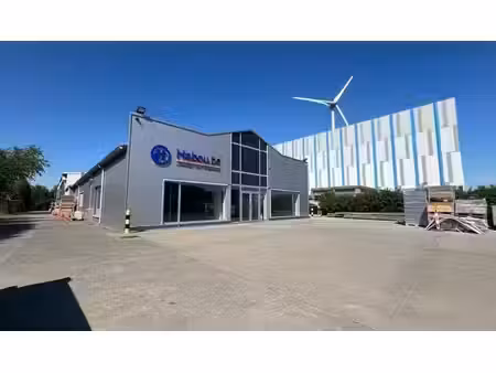 bâtiment d'entreprise à vendre dans la zone industrielle de