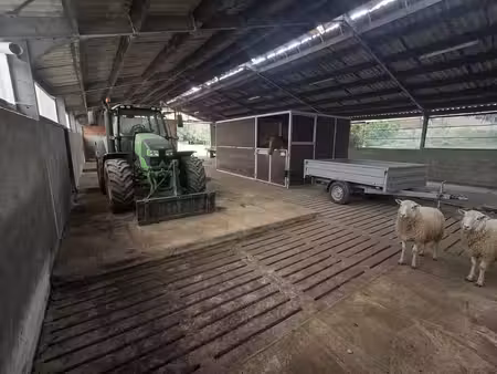 spacieux entrepôt agricole sur un terrain de 6600m²