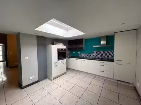 jolie maison avec jardin sise dans une rue paisible