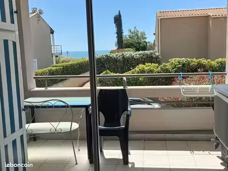 studio et terrasse face et vue mer