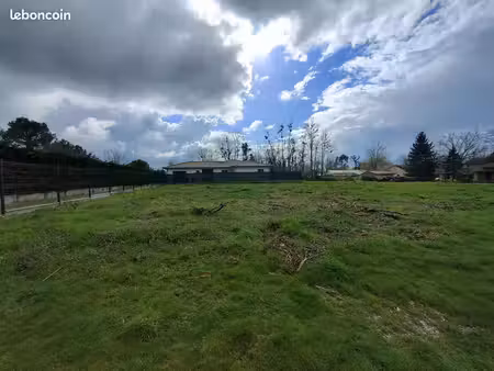 terrain 700 m² saucats