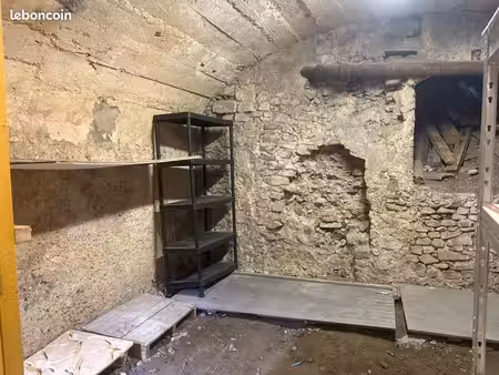 cave voutée 60m2 avec sol en terre battue